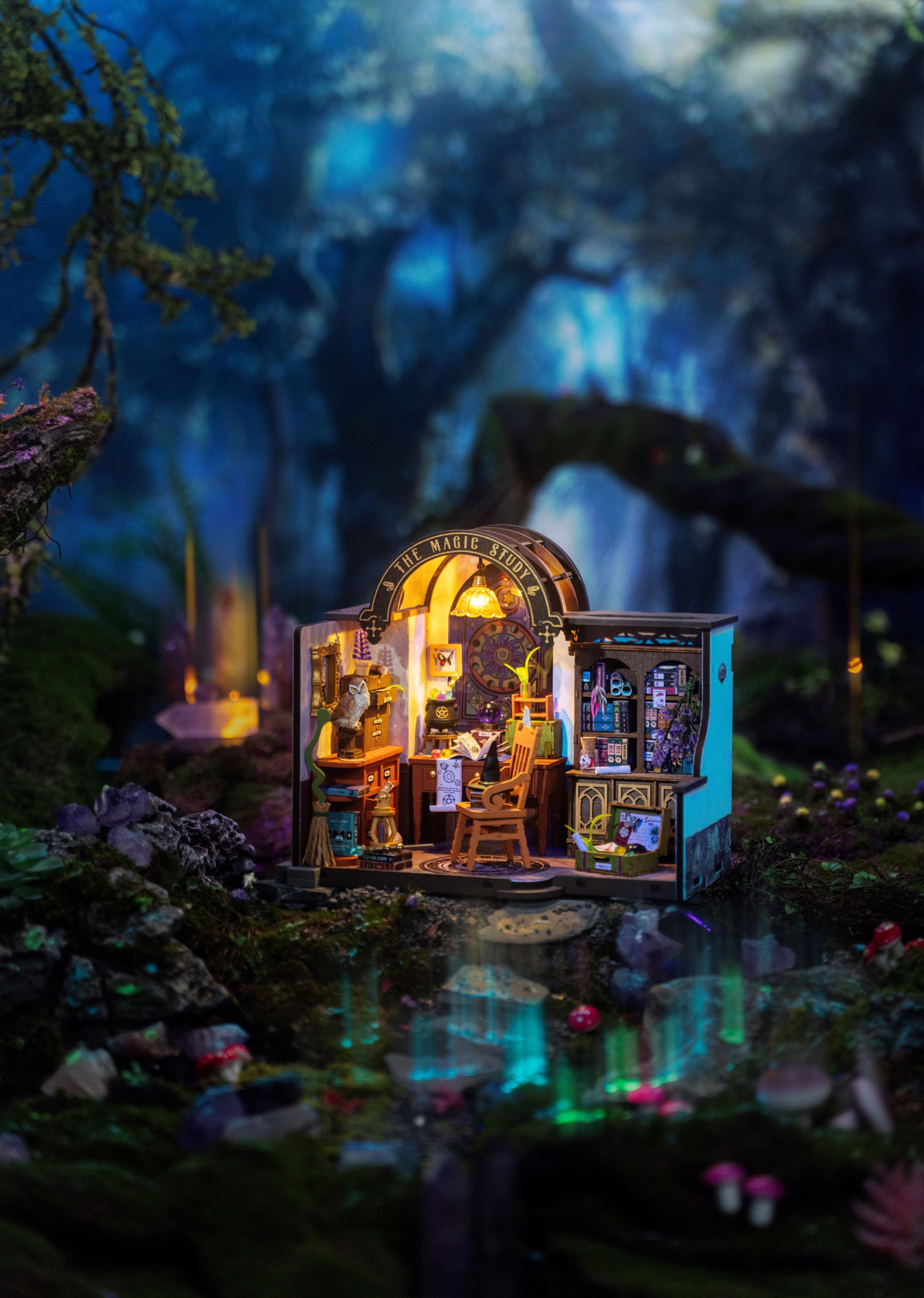Book Nook / Miniaturhaus "The Magic Study" von Rolife